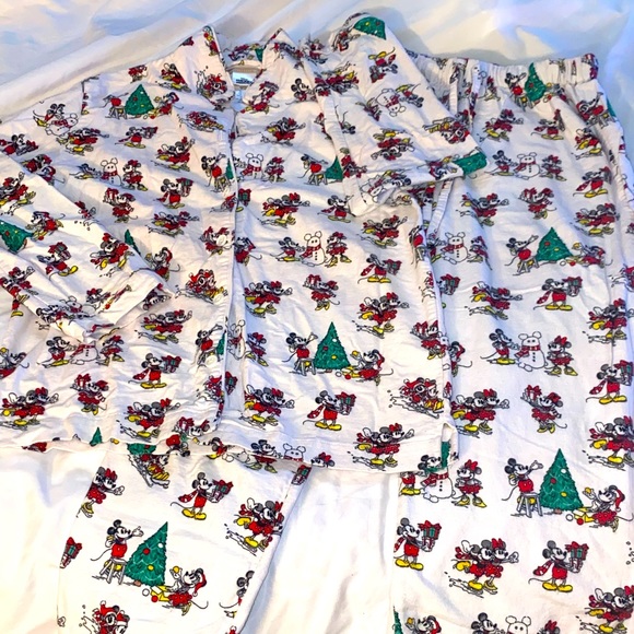 Pottery Barn teen Mickey Mouse holiday pajama set. Size large.